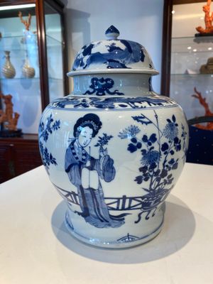 Vase couvert en porcelaine de Chine en bleu et blanc à décor de dames dans un jardin, marque de Chenghua, Kangxi — photo 2