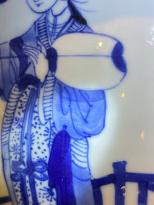 Vase couvert en porcelaine de Chine en bleu et blanc à décor de dames dans un jardin, marque de Chenghua, Kangxi — photo 28