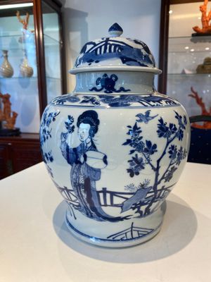 Vase couvert en porcelaine de Chine en bleu et blanc à décor de dames dans un jardin, marque de Chenghua, Kangxi — photo 3