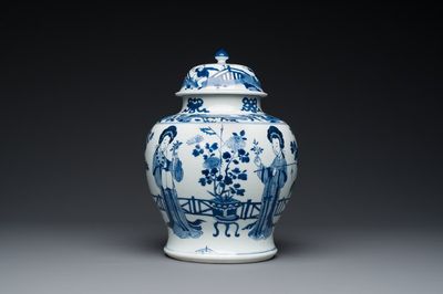 Vase couvert en porcelaine de Chine en bleu et blanc à décor de dames dans un jardin, marque de Chenghua, Kangxi