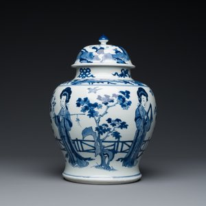 Vase couvert en porcelaine de Chine en bleu et blanc à décor de dames dans un jardin, marque de Chenghua, Kangxi — photo 2