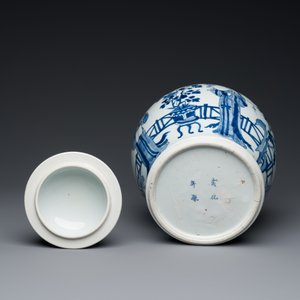 Vase couvert en porcelaine de Chine en bleu et blanc à décor de dames dans un jardin, marque de Chenghua, Kangxi — photo 7