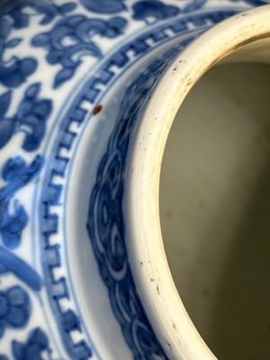 Vase couvert en porcelaine de Chine en bleu et blanc à décor de rinceaux de lotus, Kangxi — photo 12