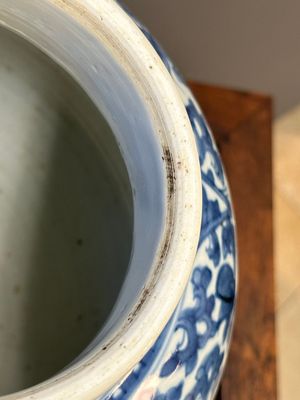 Vase couvert en porcelaine de Chine en bleu et blanc à décor de rinceaux de lotus, Kangxi — photo 13