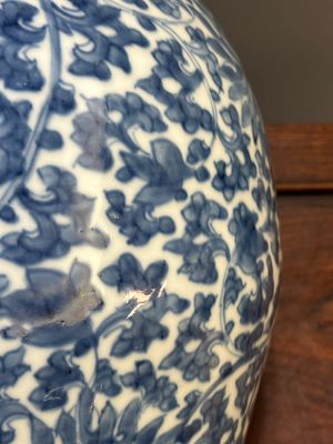 Vase couvert en porcelaine de Chine en bleu et blanc à décor de rinceaux de lotus, Kangxi — photo 15