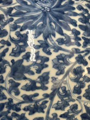 Vase couvert en porcelaine de Chine en bleu et blanc à décor de rinceaux de lotus, Kangxi — photo 16