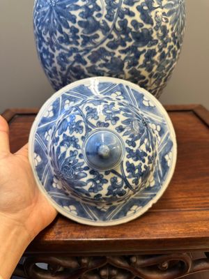 Vase couvert en porcelaine de Chine en bleu et blanc à décor de rinceaux de lotus, Kangxi — photo 5