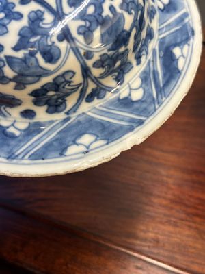 Vase couvert en porcelaine de Chine en bleu et blanc à décor de rinceaux de lotus, Kangxi — photo 9