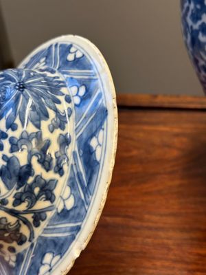 Vase couvert en porcelaine de Chine en bleu et blanc à décor de rinceaux de lotus, Kangxi — photo 10