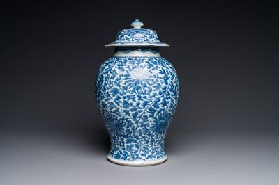 Vase couvert en porcelaine de Chine en bleu et blanc à décor de rinceaux de lotus, Kangxi