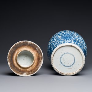 Vase couvert en porcelaine de Chine en bleu et blanc à décor de rinceaux de lotus, Kangxi — photo 3