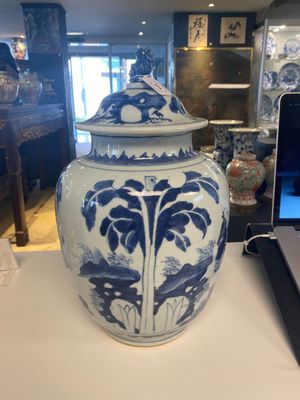 Vase couvert en porcelaine de Chine en bleu et blanc à décor 'Jia Guan Jin Jue 加官晉爵', époque Transition — photo 2