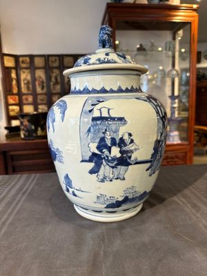 Vase couvert en porcelaine de Chine en bleu et blanc à décor 'Jia Guan Jin Jue 加官晉爵', époque Transition — photo 2
