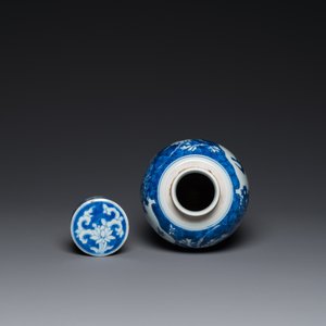 Vase couvert en porcelaine de Chine en bleu et blanc de type Hatcher, Shunzhi — photo 6