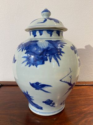 Vase couvert en porcelaine de Chine en bleu et blanc, époque Transition — photo 4