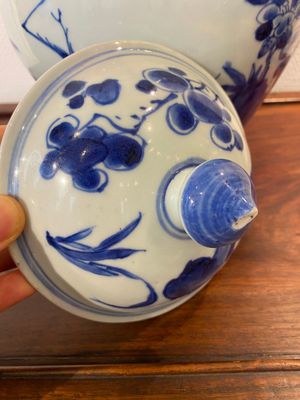 Vase couvert en porcelaine de Chine en bleu et blanc, époque Transition — photo 7