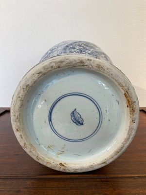 Vase couvert en porcelaine de Chine en bleu et blanc, Kangxi — photo 12