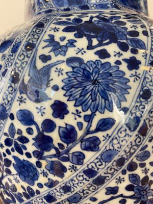 Vase couvert en porcelaine de Chine en bleu et blanc, Kangxi — photo 7