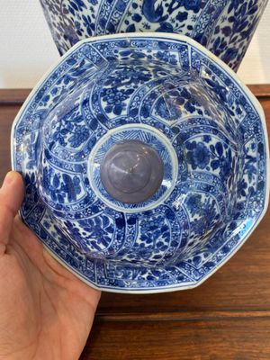 Vase couvert en porcelaine de Chine en bleu et blanc, Kangxi — photo 9