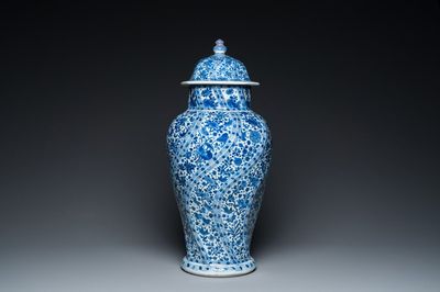 Vase couvert en porcelaine de Chine en bleu et blanc, Kangxi