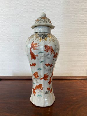 Vase couvert en porcelaine de Chine famille rose à décor de poissons en rouge de fer et grisaille, Yongzheng — photo 3