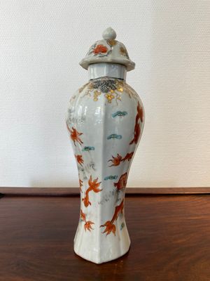 Vase couvert en porcelaine de Chine famille rose à décor de poissons en rouge de fer et grisaille, Yongzheng — photo 4