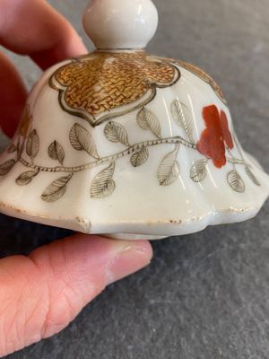 Vase couvert en porcelaine de Chine famille rose à décor de poissons en rouge de fer et grisaille, Yongzheng — photo 12