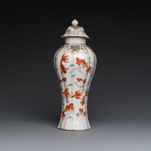 Vase couvert en porcelaine de Chine famille rose à décor de poissons en rouge de fer et grisaille, Yongzheng — photo 3