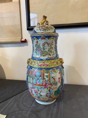 Vase couvert en porcelaine de Chine famille rose de Canton à fond bleu, 19ème — photo 1