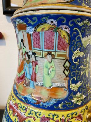 Vase couvert en porcelaine de Chine famille rose de Canton à fond bleu, 19ème — photo 5