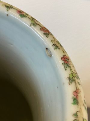 Vase couvert en porcelaine de Chine famille rose de Canton à fond bleu, 19ème — photo 9