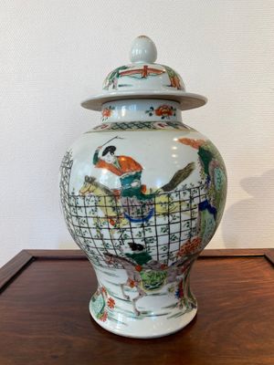 Vase couvert en porcelaine de Chine famille verte, 19ème — photo 1