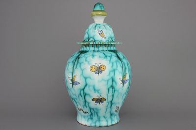 Vase couverte rare en faïence de Bruxelles avec papillons, 18e