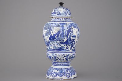 Vase couverte remarquable en forme d'urne en faïence de Delft, chinoiserie, 17e