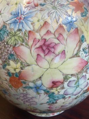 Vase de fome 'hu' en porcelaine de Chine famille rose à décor 'millefleurs', marque de Qianlong, République — photo 6