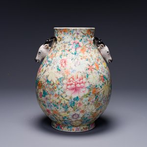Vase de fome 'hu' en porcelaine de Chine famille rose à décor 'millefleurs', marque de Qianlong, République — photo 1