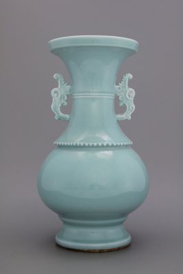 Vase de forme archaïque en porcelaine monochrome clair-de-lune, 19e-20e