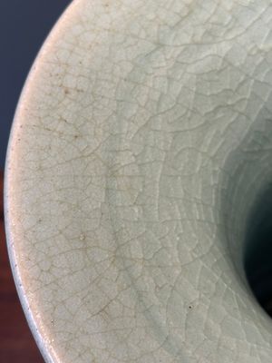 Vase de forme balustre en porcelaine de Chine céladon de Longquan à décor incisé, Ming — photo 4