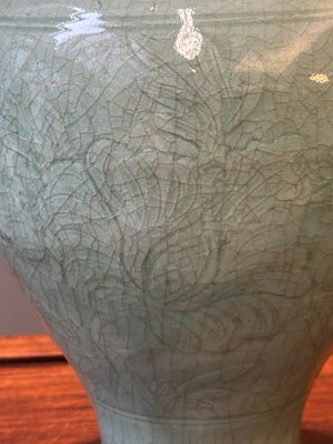 Vase de forme balustre en porcelaine de Chine céladon de Longquan à décor incisé, Ming — photo 5