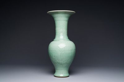 Vase de forme balustre en porcelaine de Chine céladon de Longquan à décor incisé, Ming