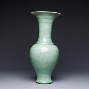Vase de forme balustre en porcelaine de Chine céladon de Longquan à décor incisé, Ming — photo 2