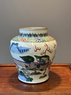 Vase de forme balustre en porcelaine de Chine wucai à décor de qilin, 19ème — photo 2