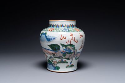 Vase de forme balustre en porcelaine de Chine wucai à décor de qilin, 19ème