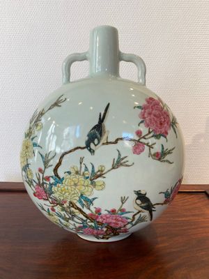 Vase de forme 'bianhu' en porcelaine de Chine famille rose à décor d'oiseaux parmi des branches fleuries, marque de Yongzheng, 20ème — photo 1