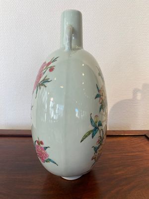 Vase de forme 'bianhu' en porcelaine de Chine famille rose à décor d'oiseaux parmi des branches fleuries, marque de Yongzheng, 20ème — photo 2