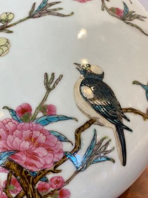Vase de forme 'bianhu' en porcelaine de Chine famille rose à décor d'oiseaux parmi des branches fleuries, marque de Yongzheng, 20ème — photo 8