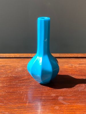 Vase de forme bouteille à facettes en verre de Pékin en bleu turquoise, Chine, marque et époque de Qianlong — photo 2
