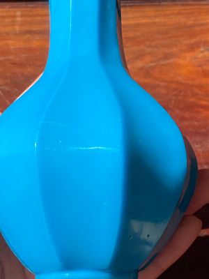 Vase de forme bouteille à facettes en verre de Pékin en bleu turquoise, Chine, marque et époque de Qianlong — photo 7