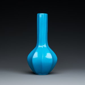 Vase de forme bouteille à facettes en verre de Pékin en bleu turquoise, Chine, marque et époque de Qianlong — photo 4