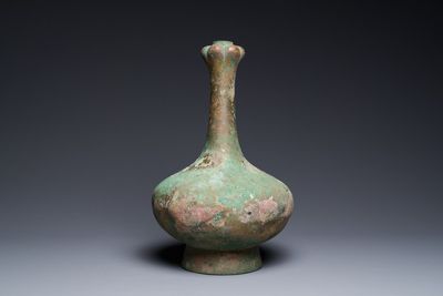 Vase de forme bouteille à tête d'ail en bronze, Chine, Han